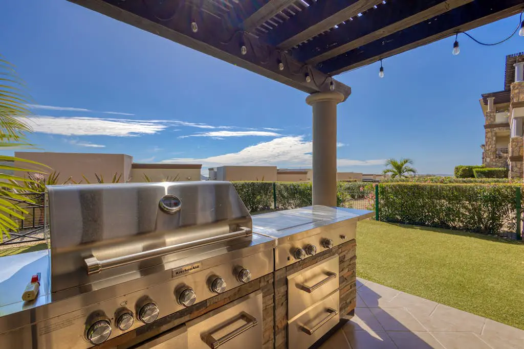 Stylish condo with pool, ocean views, fitness & private patio grill