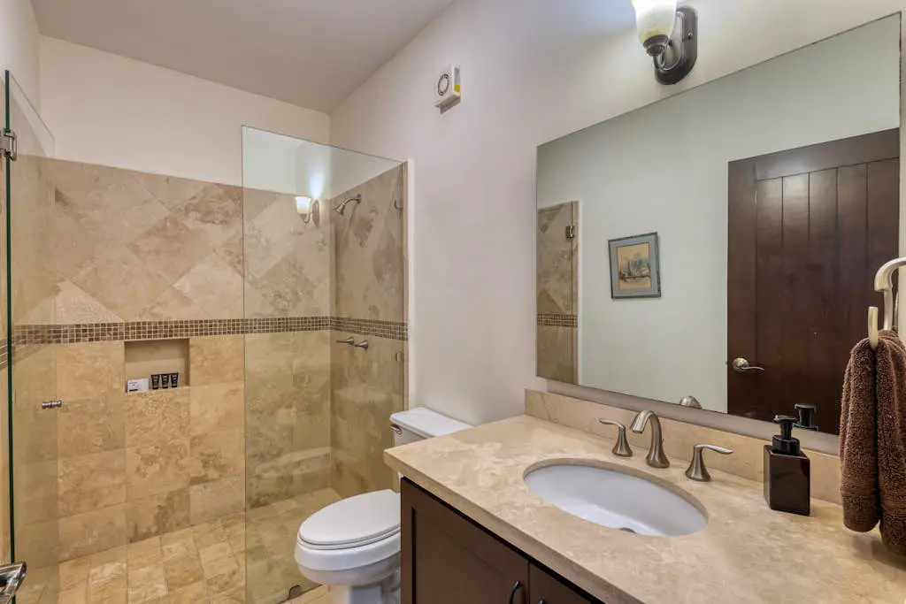 Stylish condo with pool, ocean views, fitness & private patio grill