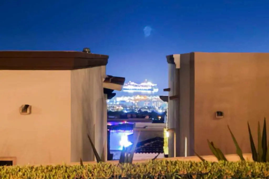 Stylish condo with pool, ocean views, fitness & private patio grill