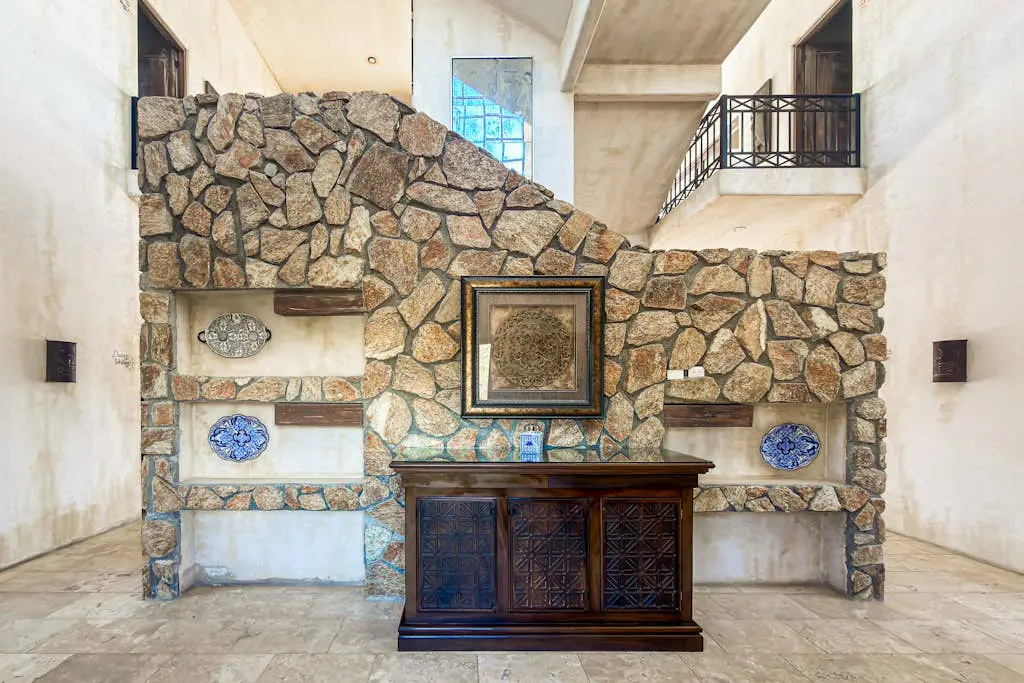 Stylish condo with pool, ocean views, fitness & private patio grill
