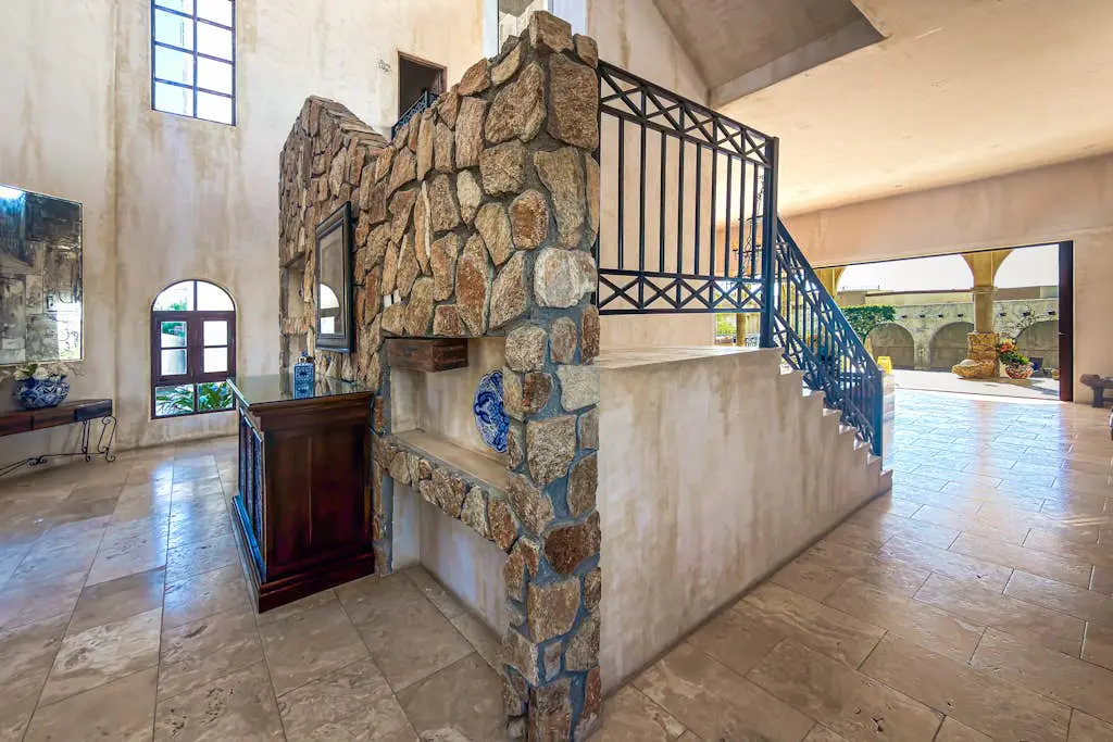 Stylish condo with pool, ocean views, fitness & private patio grill