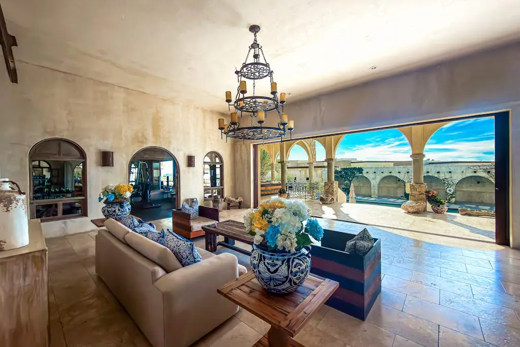 Stylish condo with pool, ocean views, fitness & private patio grill