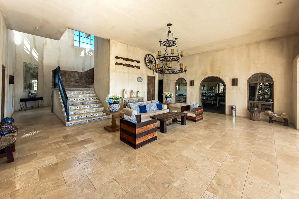 Stylish condo with pool, ocean views, fitness & private patio grill
