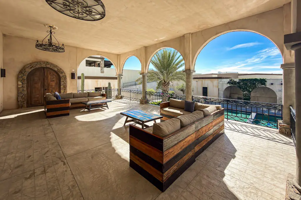 Stylish condo with pool, ocean views, fitness & private patio grill