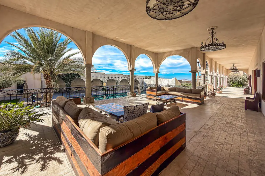 Stylish condo with pool, ocean views, fitness & private patio grill