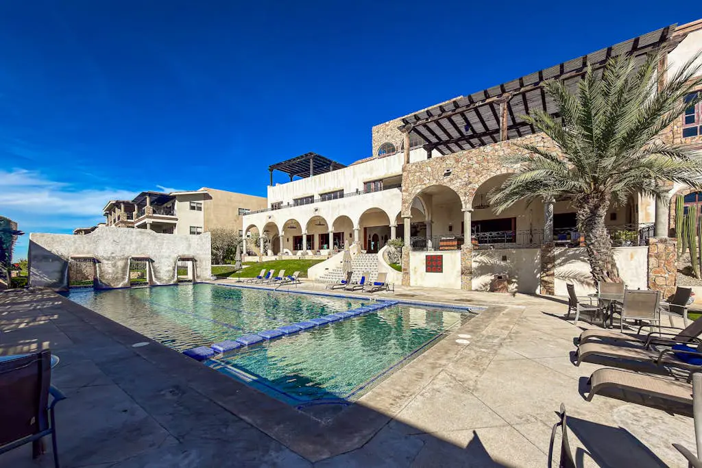 Stylish condo with pool, ocean views, fitness & private patio grill