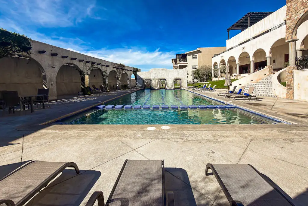 Stylish condo with pool, ocean views, fitness & private patio grill