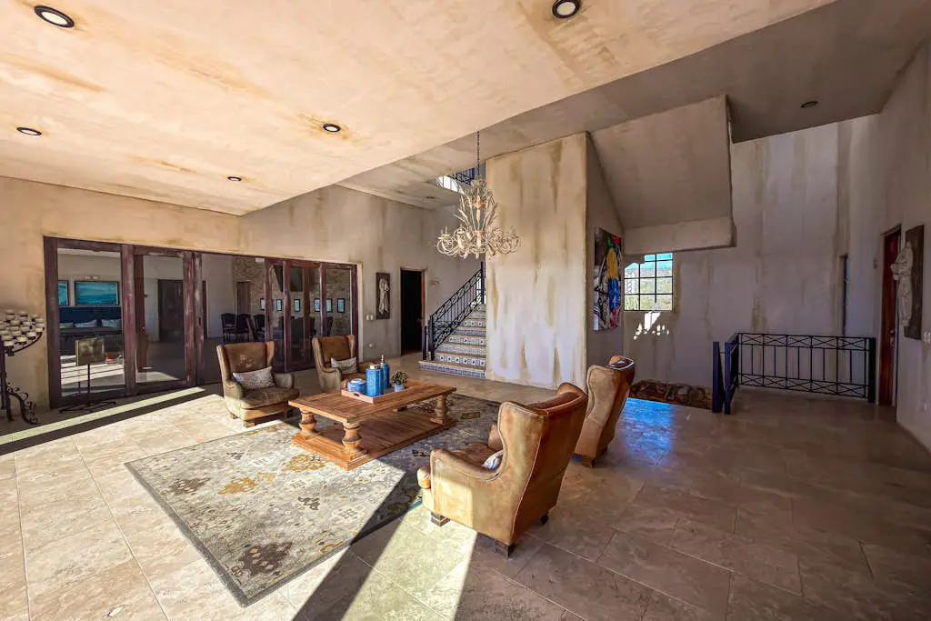 Stylish condo with pool, ocean views, fitness & private patio grill