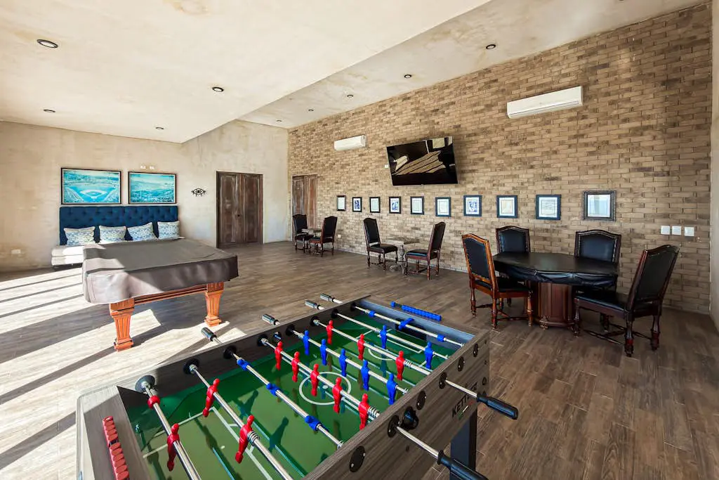 Stylish condo with pool, ocean views, fitness & private patio grill