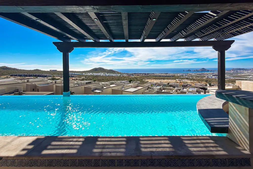 Stylish condo with pool, ocean views, fitness & private patio grill