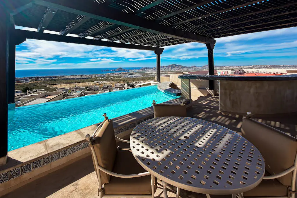Stylish condo with pool, ocean views, fitness & private patio grill