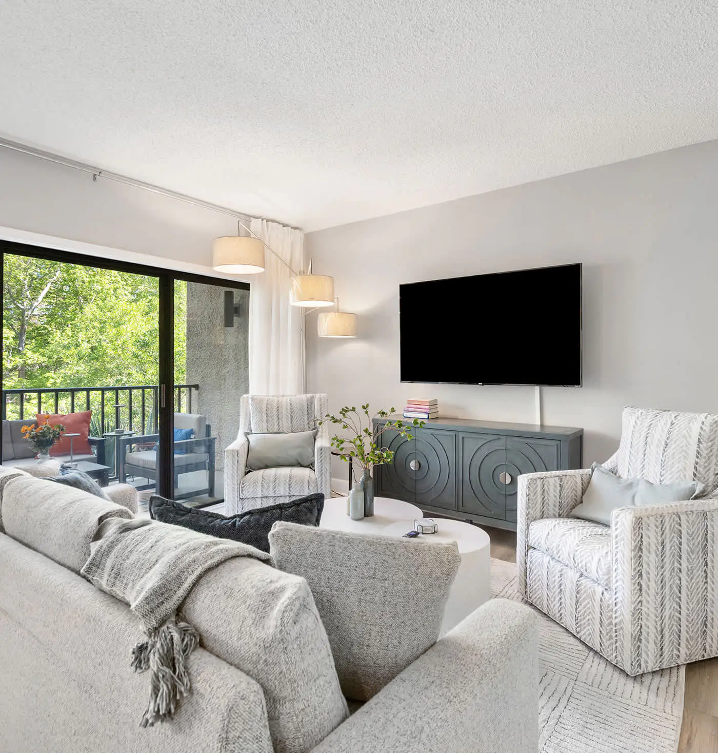 Renovated 2BR Condo Walk to Beach Pool Decks