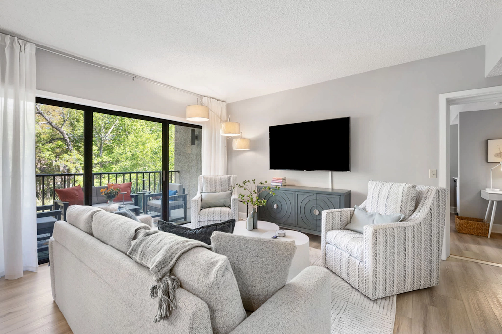 Renovated 2BR Condo Walk to Beach Pool Decks