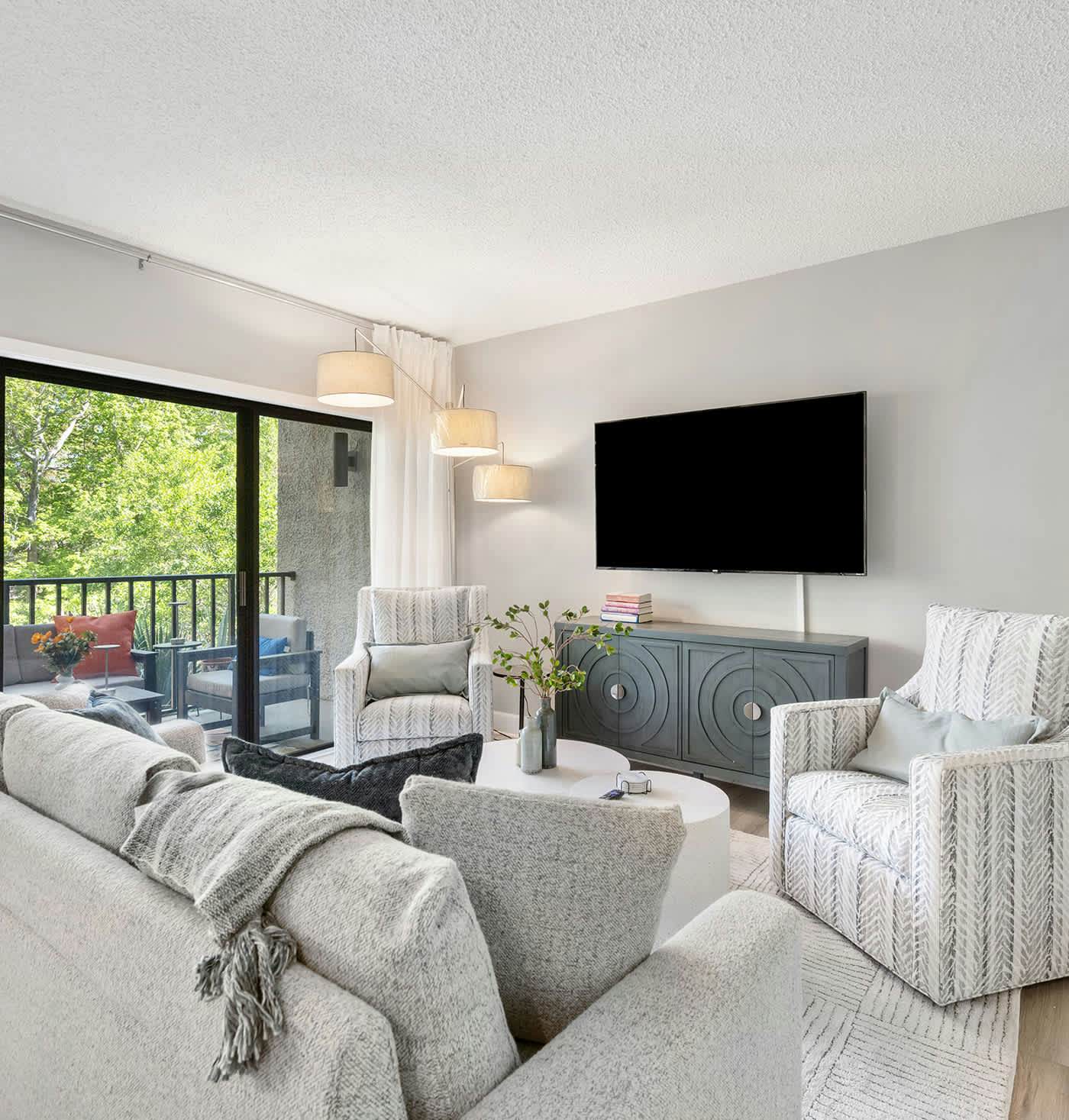 Renovated 2BR Condo Walk to Beach Pool Decks