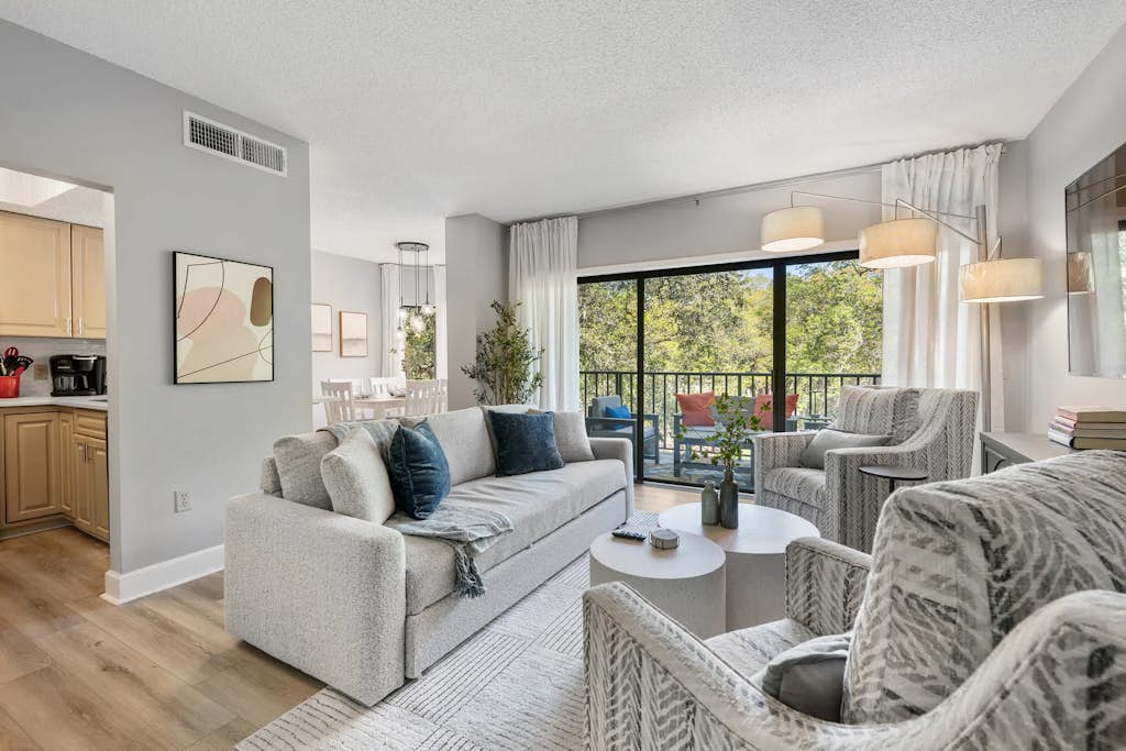 Renovated 2BR Condo Walk to Beach Pool Decks