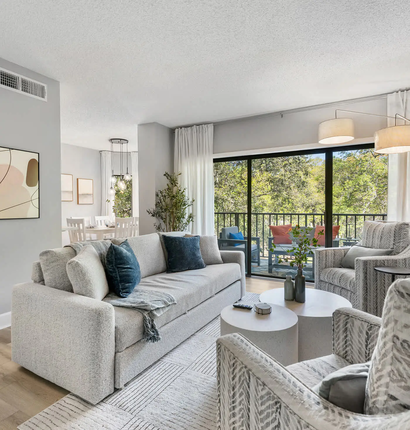 Renovated 2BR Condo Walk to Beach Pool Decks