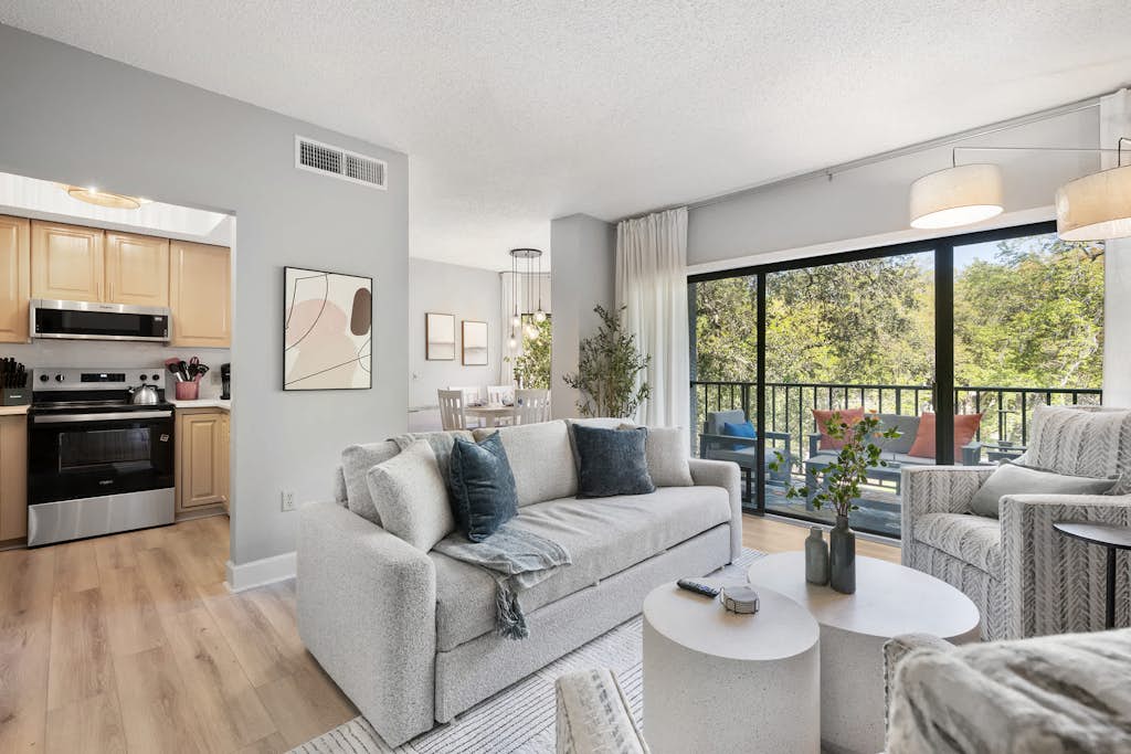 Renovated 2BR Condo Walk to Beach Pool Decks