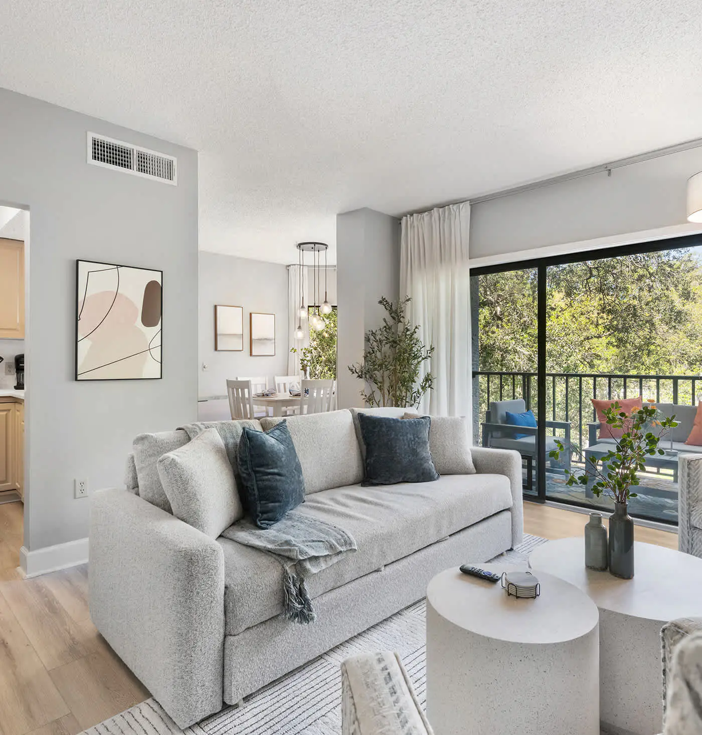 Renovated 2BR Condo Walk to Beach Pool Decks
