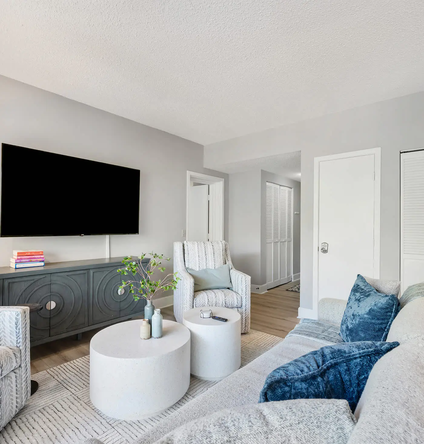 Renovated 2BR Condo Walk to Beach Pool Decks