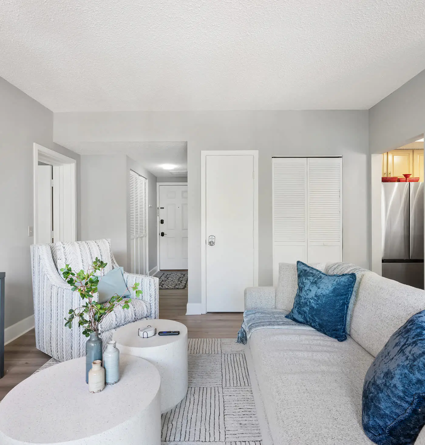 Renovated 2BR Condo Walk to Beach Pool Decks