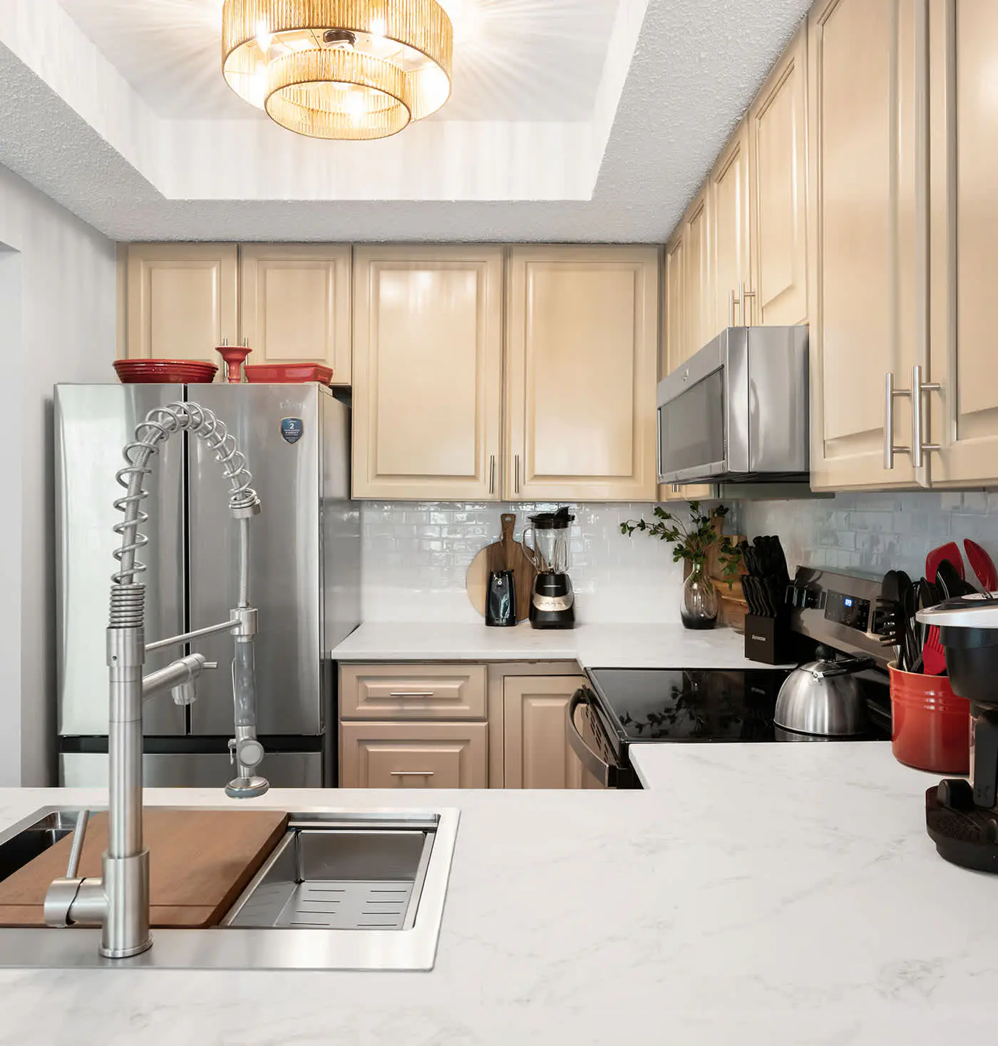 Renovated 2BR Condo Walk to Beach Pool Decks