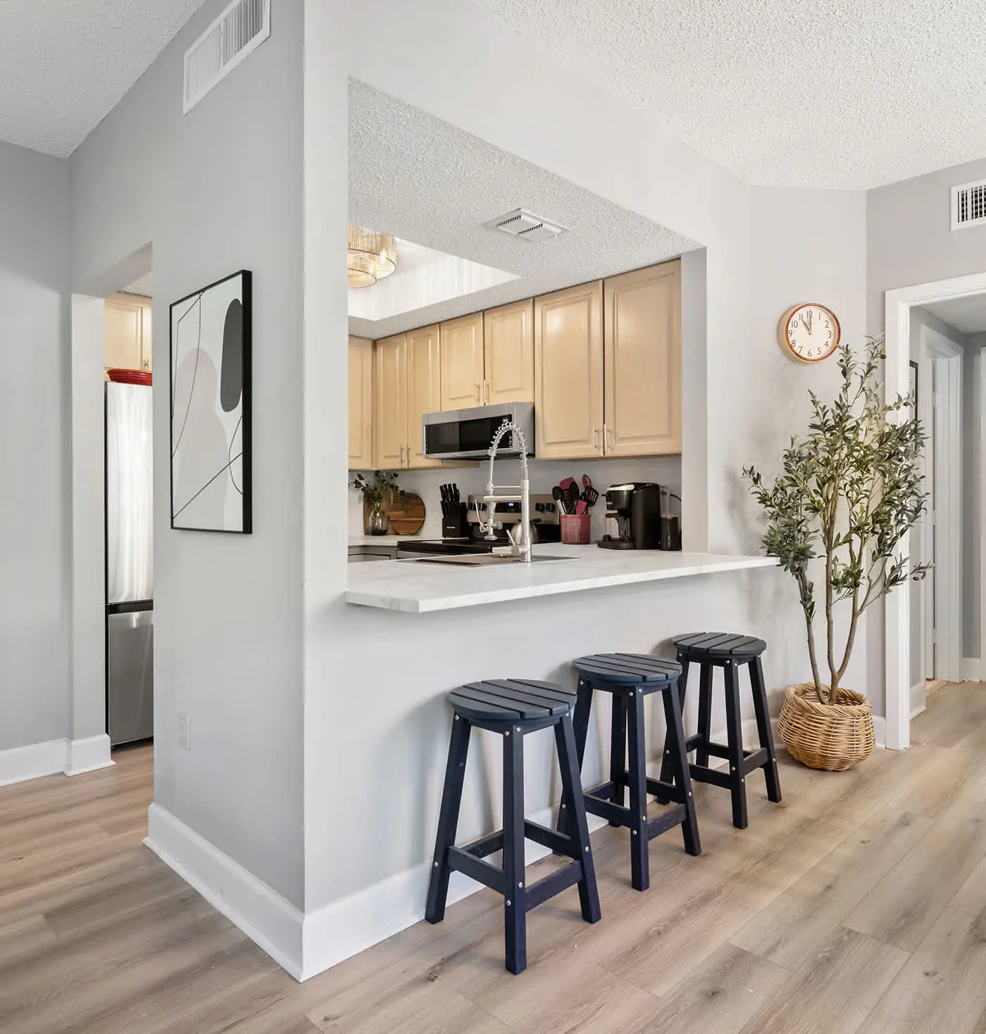 Renovated 2BR Condo Walk to Beach Pool Decks