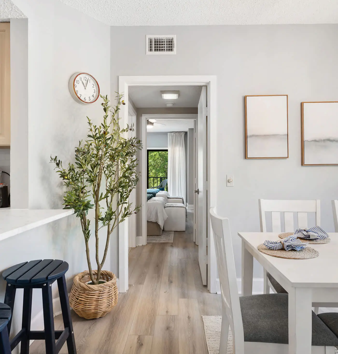 Renovated 2BR Condo Walk to Beach Pool Decks