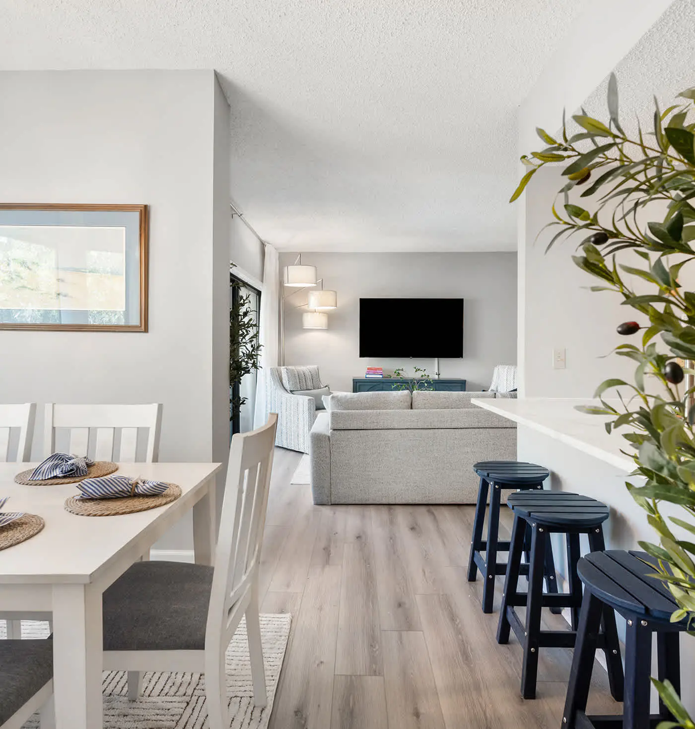 Renovated 2BR Condo Walk to Beach Pool Decks