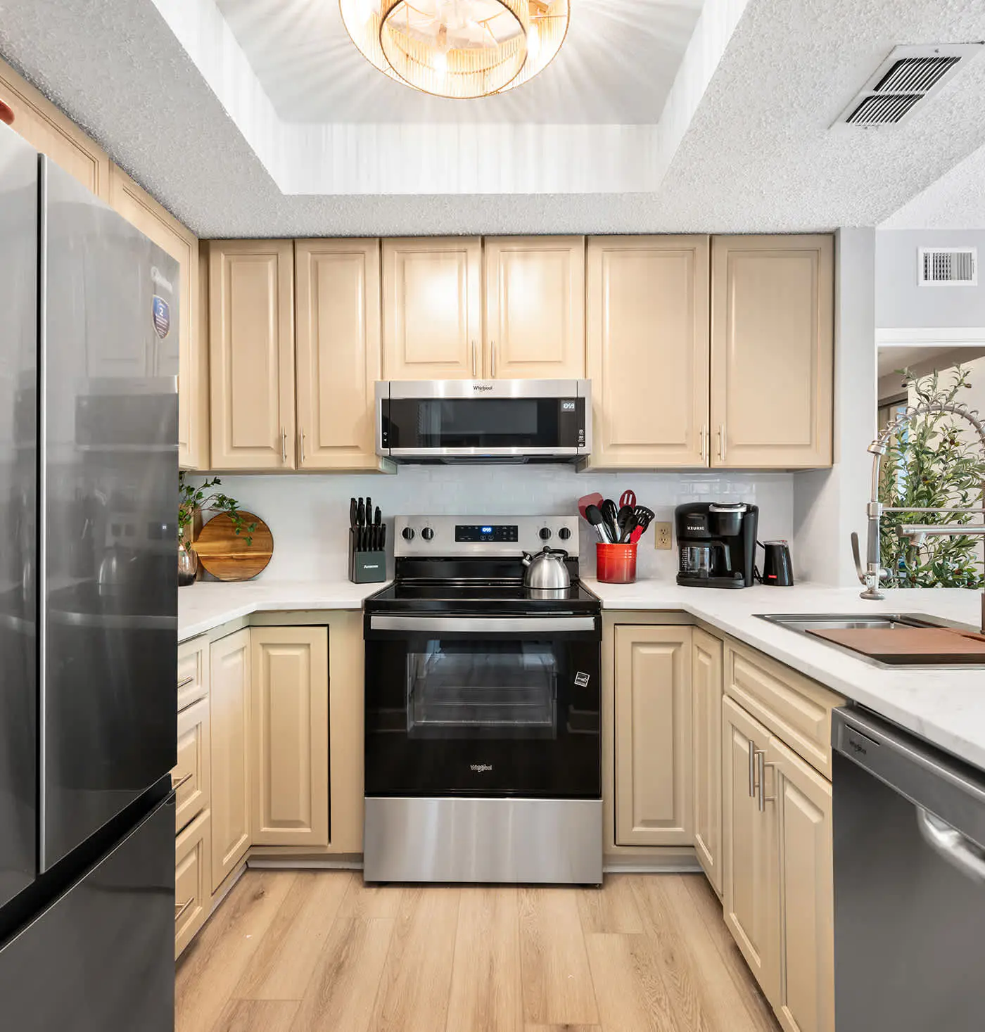 Renovated 2BR Condo Walk to Beach Pool Decks
