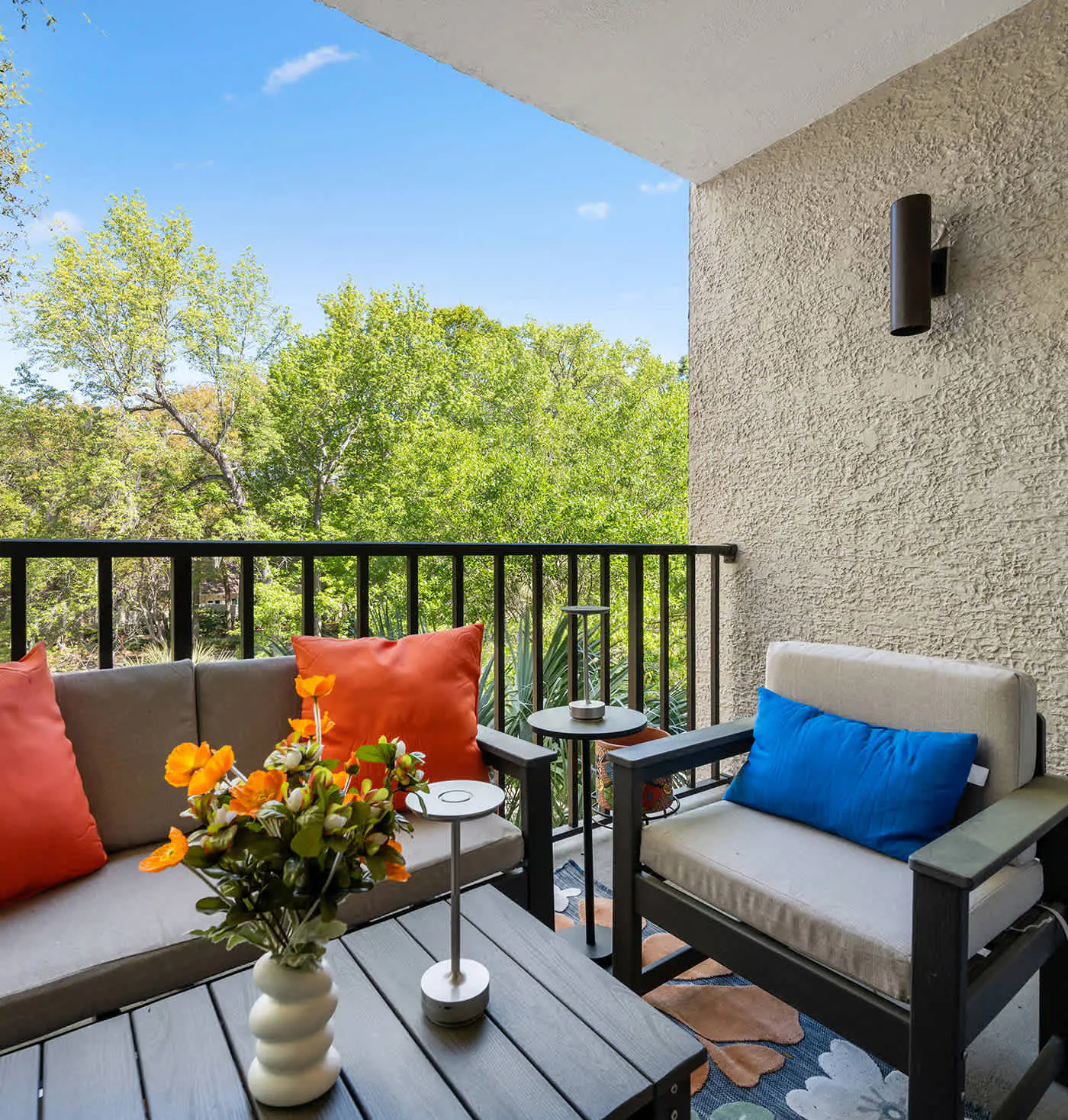 Renovated 2BR Condo Walk to Beach Pool Decks