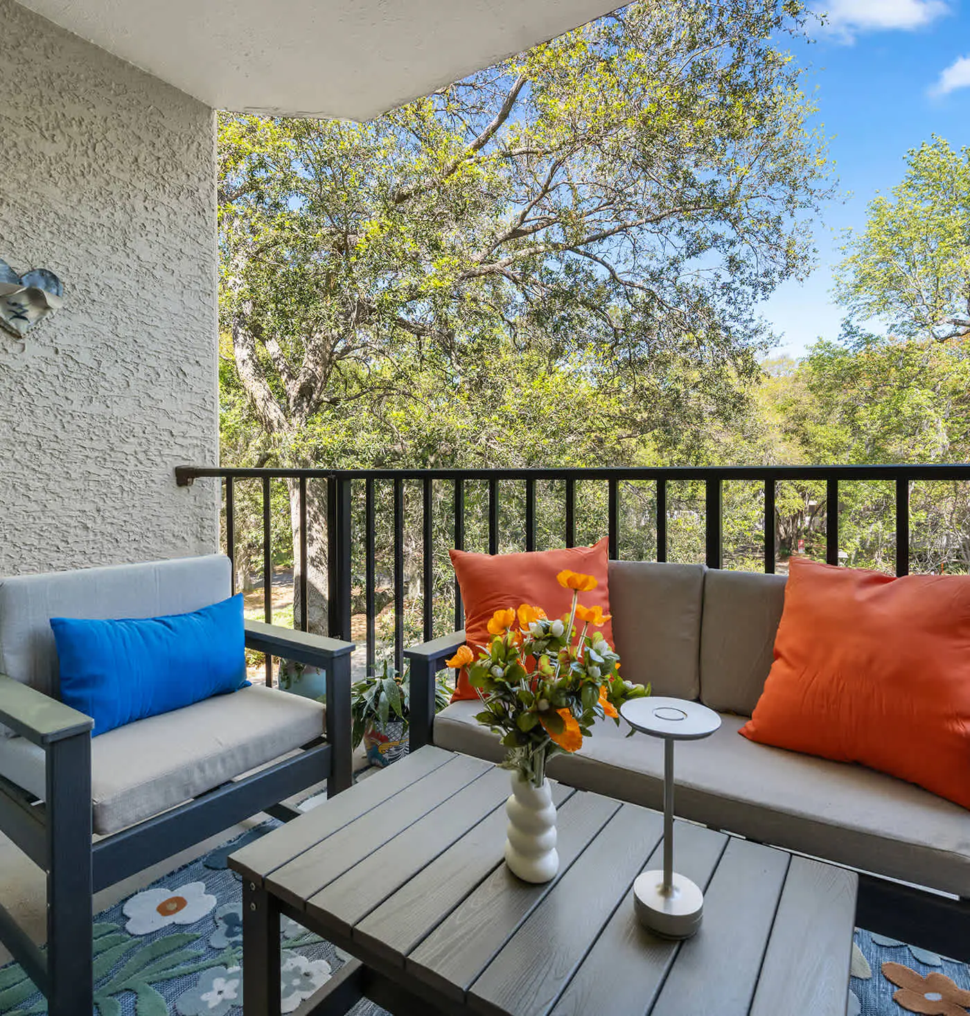 Renovated 2BR Condo Walk to Beach Pool Decks