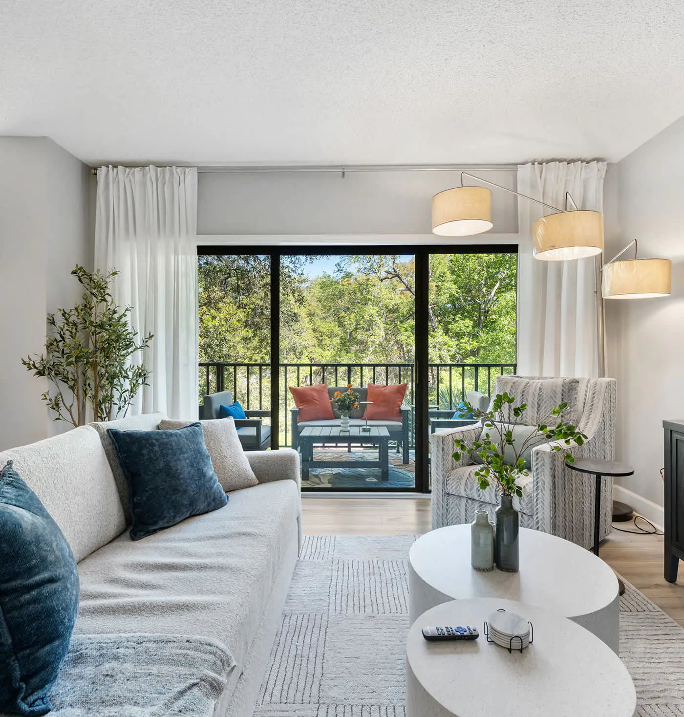 Renovated 2BR Condo Walk to Beach Pool Decks