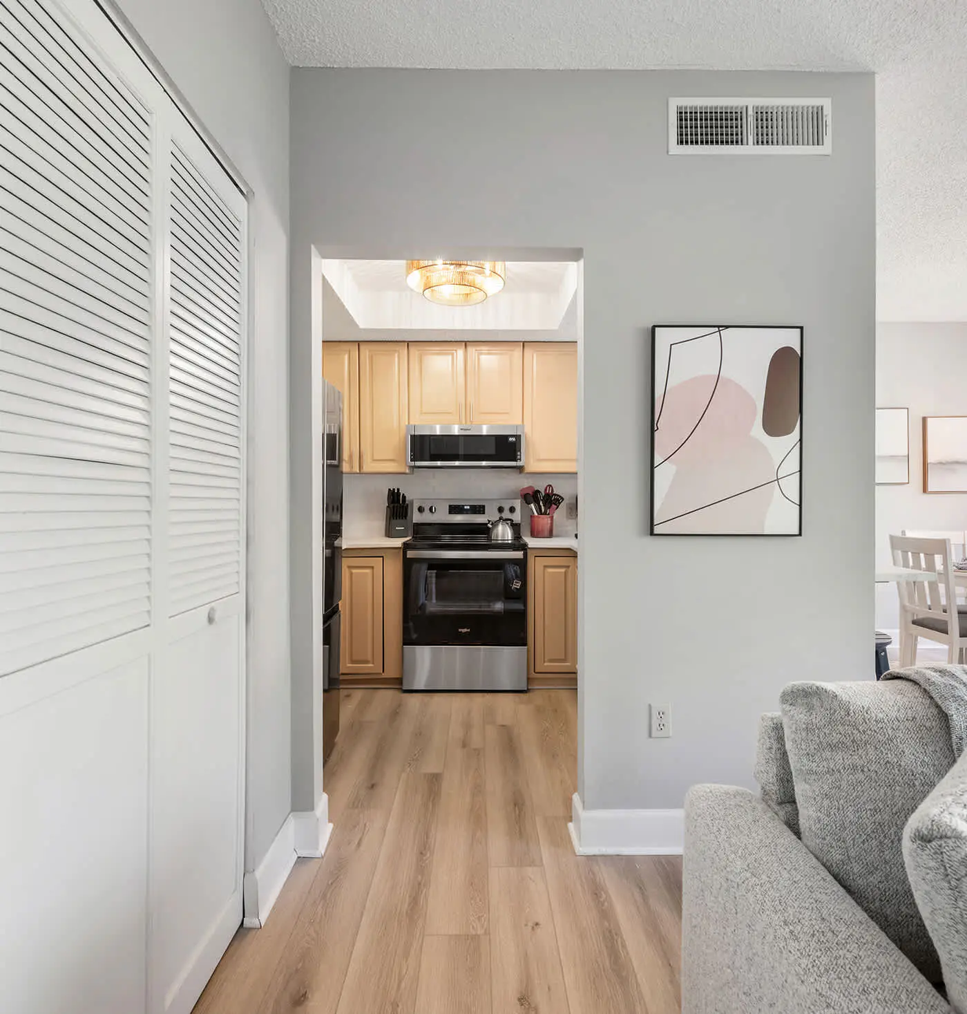 Renovated 2BR Condo Walk to Beach Pool Decks
