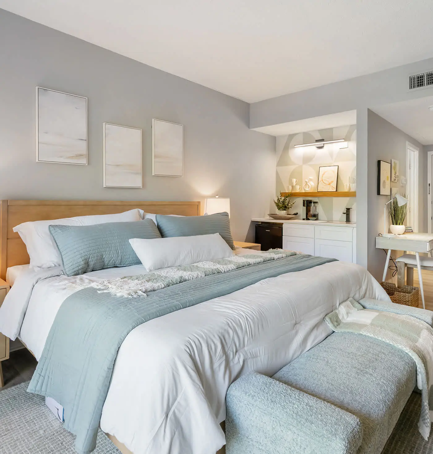 Renovated 2BR Condo Walk to Beach Pool Decks