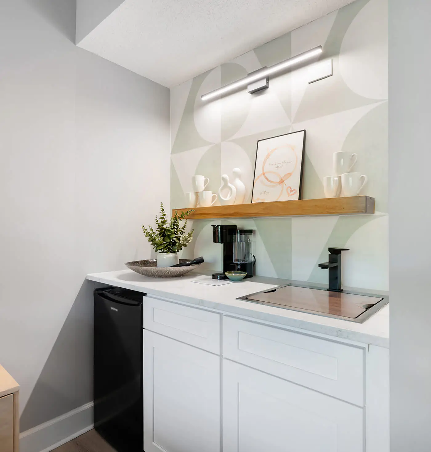 Renovated 2BR Condo Walk to Beach Pool Decks