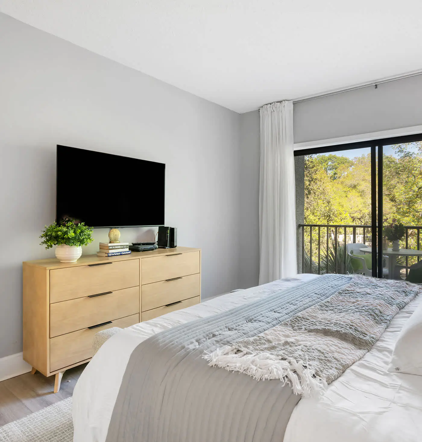 Renovated 2BR Condo Walk to Beach Pool Decks