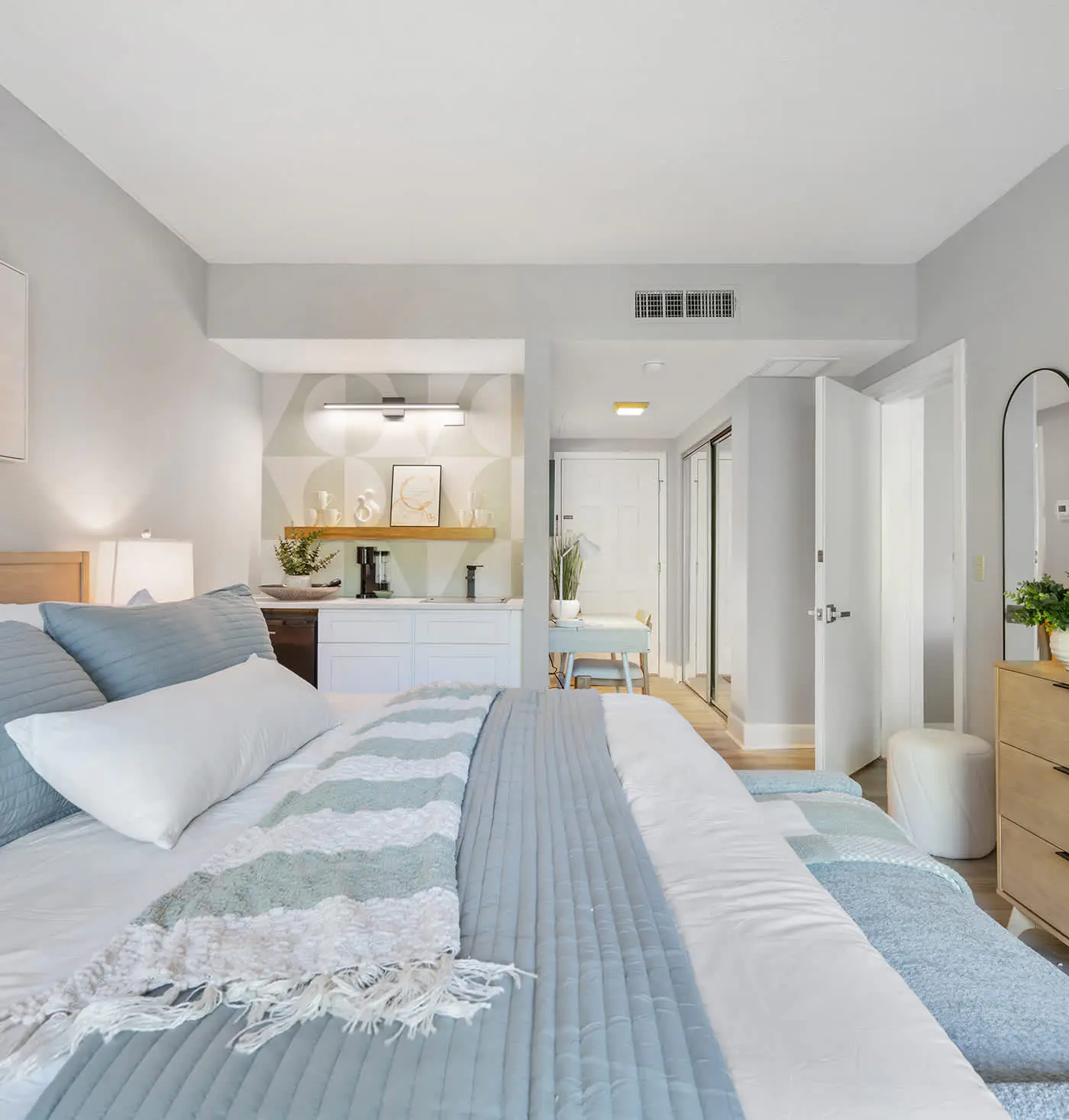 Renovated 2BR Condo Walk to Beach Pool Decks