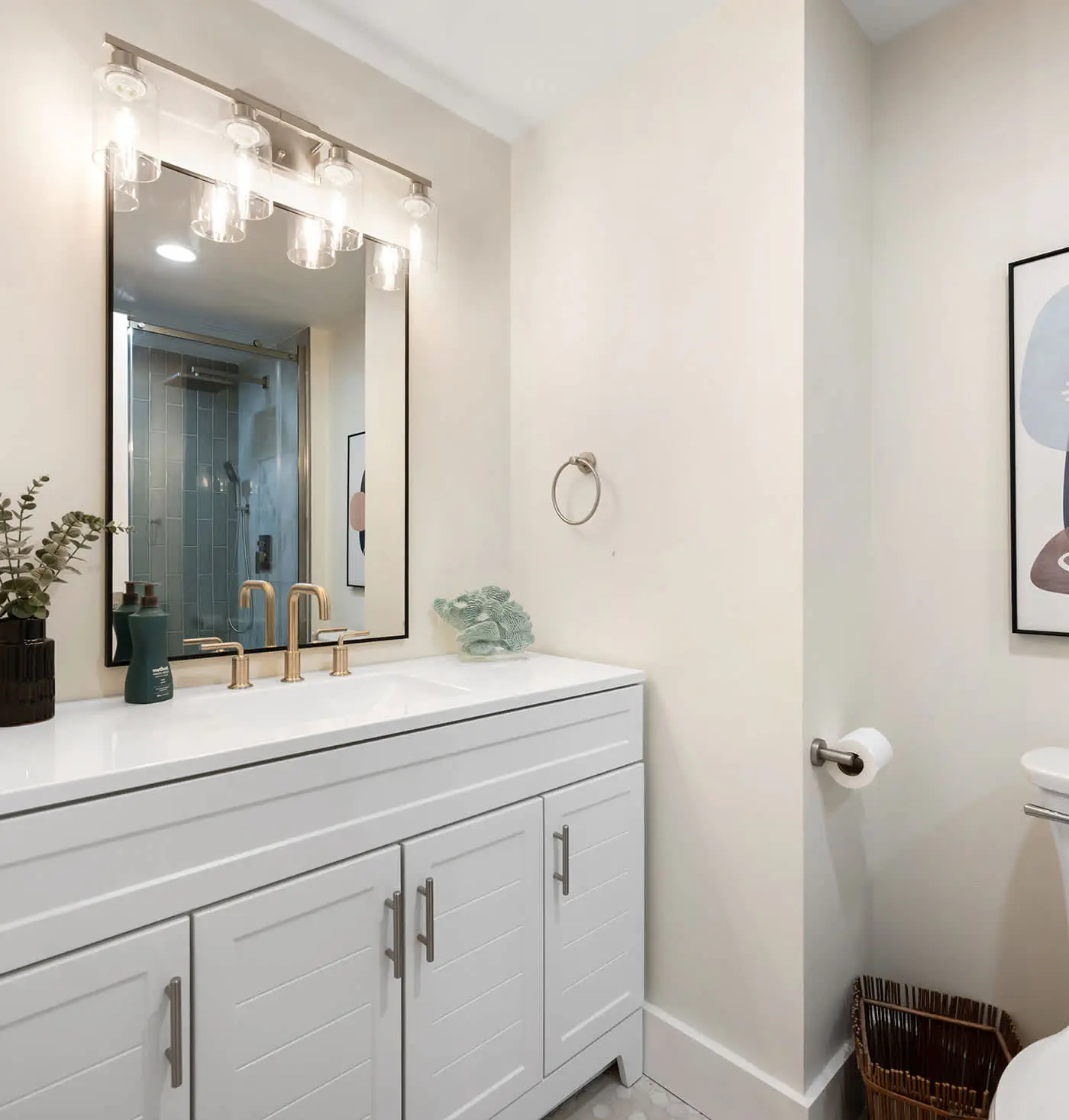 Renovated 2BR Condo Walk to Beach Pool Decks