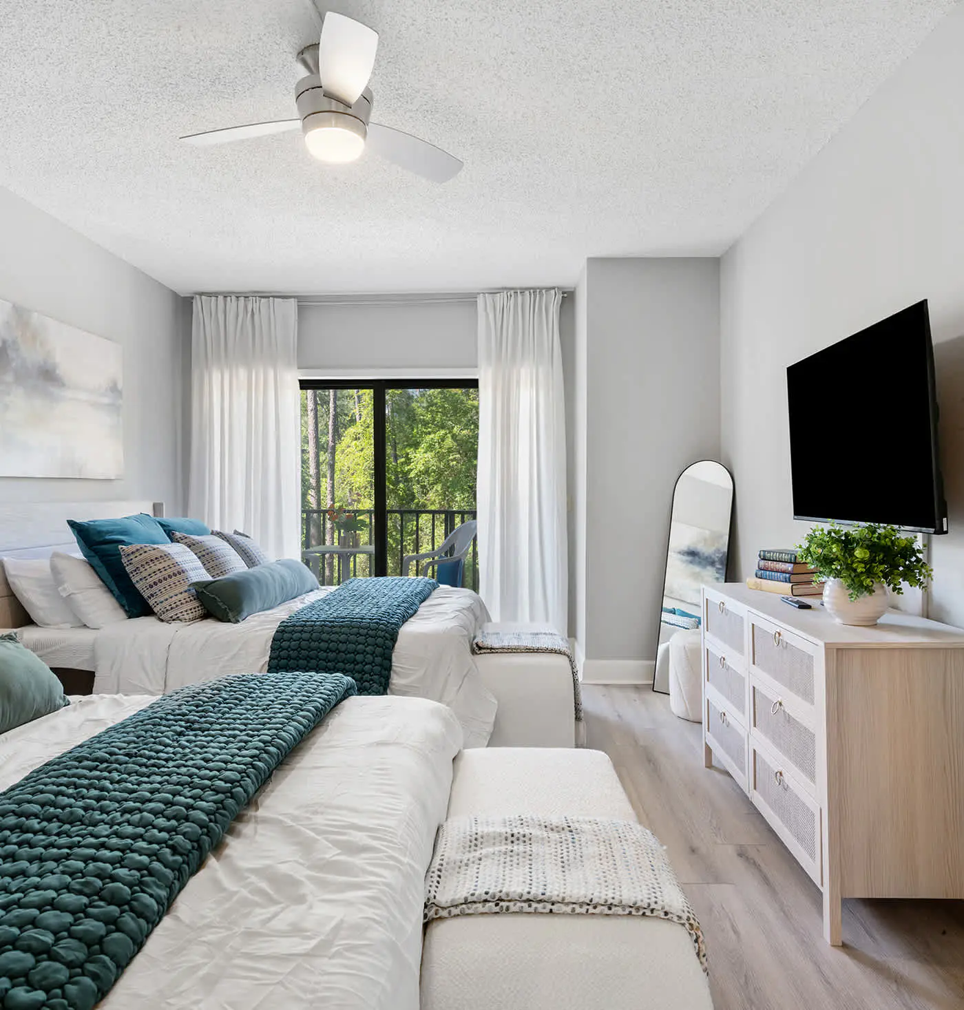 Renovated 2BR Condo Walk to Beach Pool Decks