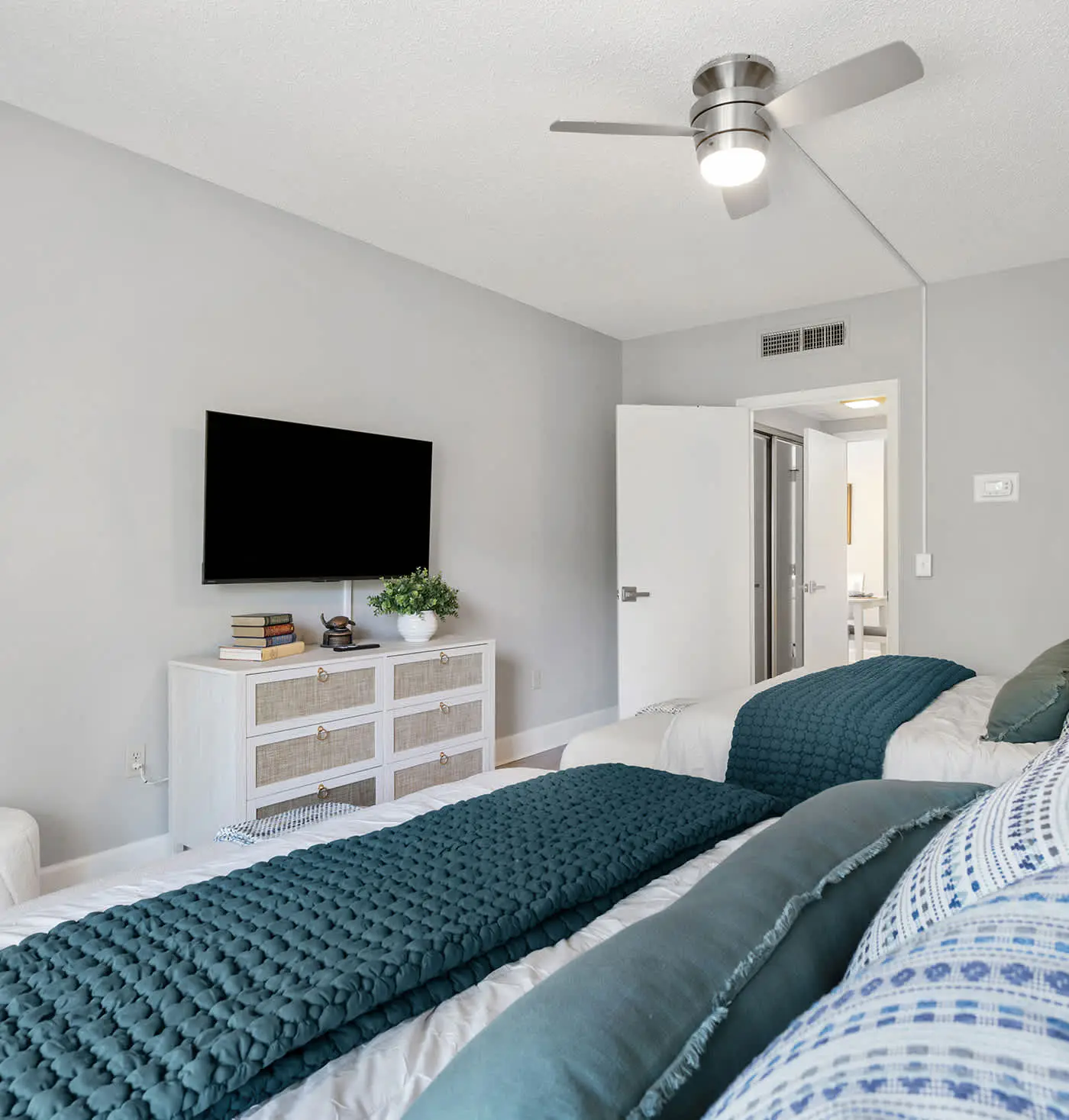 Renovated 2BR Condo Walk to Beach Pool Decks