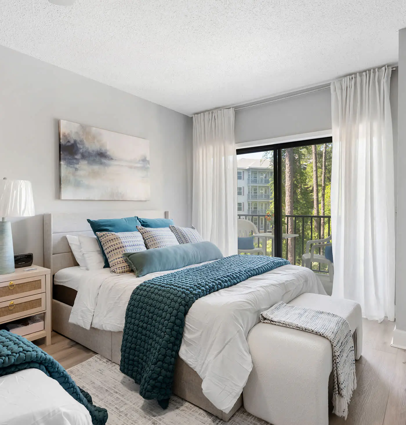 Renovated 2BR Condo Walk to Beach Pool Decks