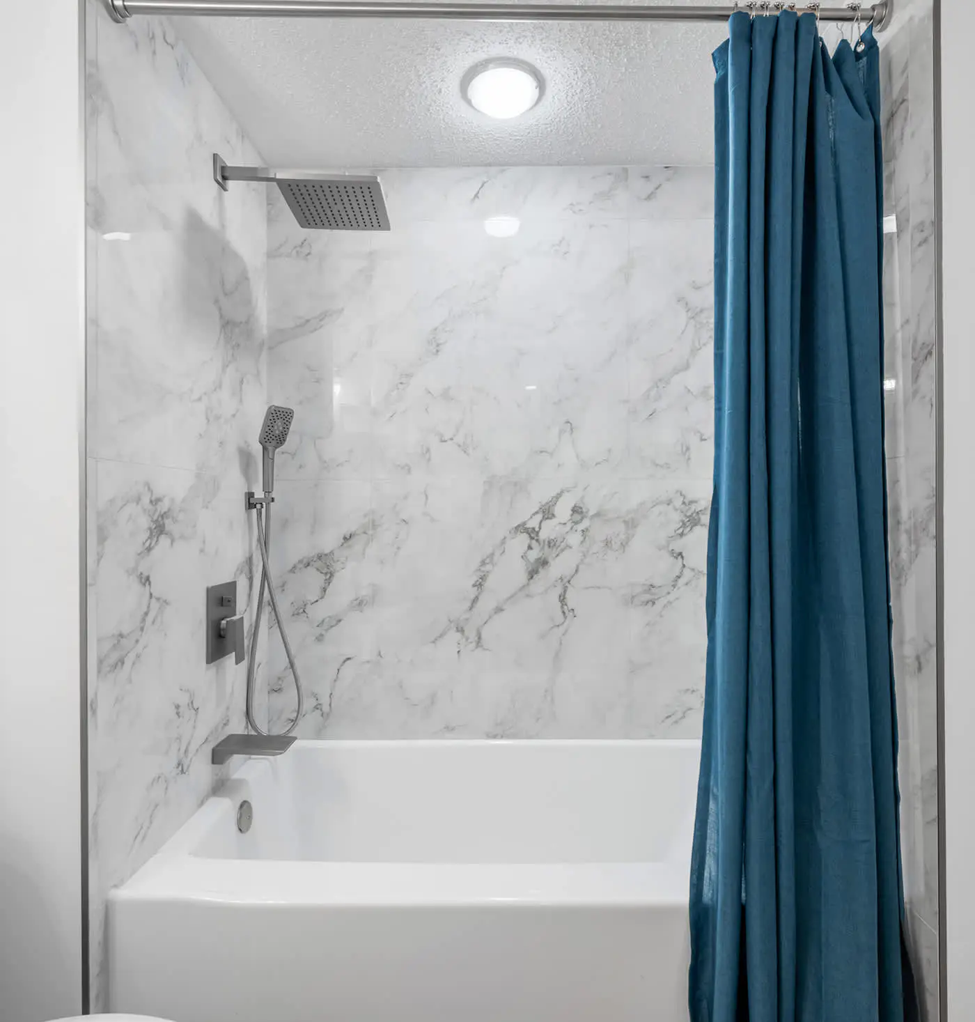 Renovated 2BR Condo Walk to Beach Pool Decks