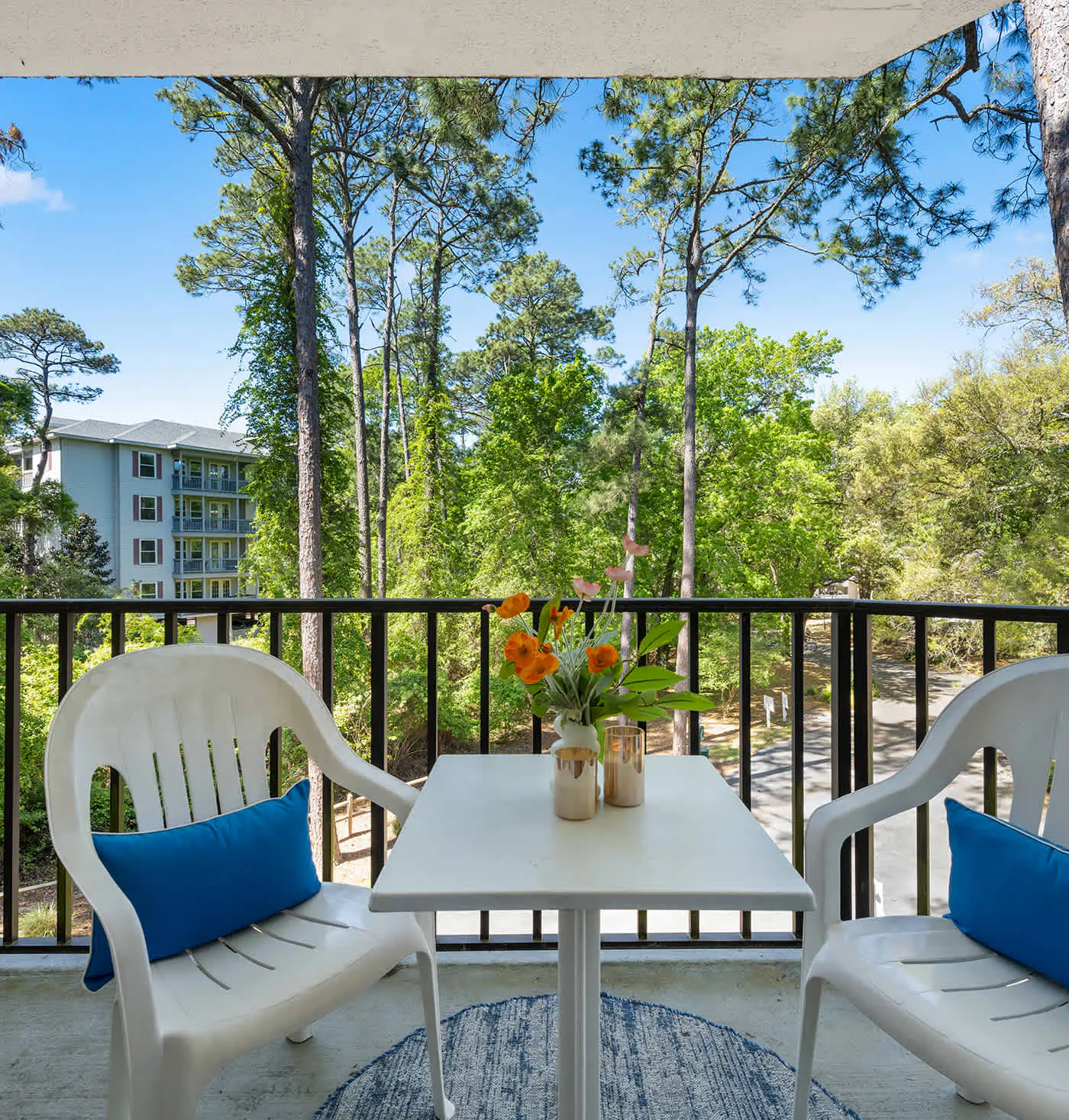 Renovated 2BR Condo Walk to Beach Pool Decks