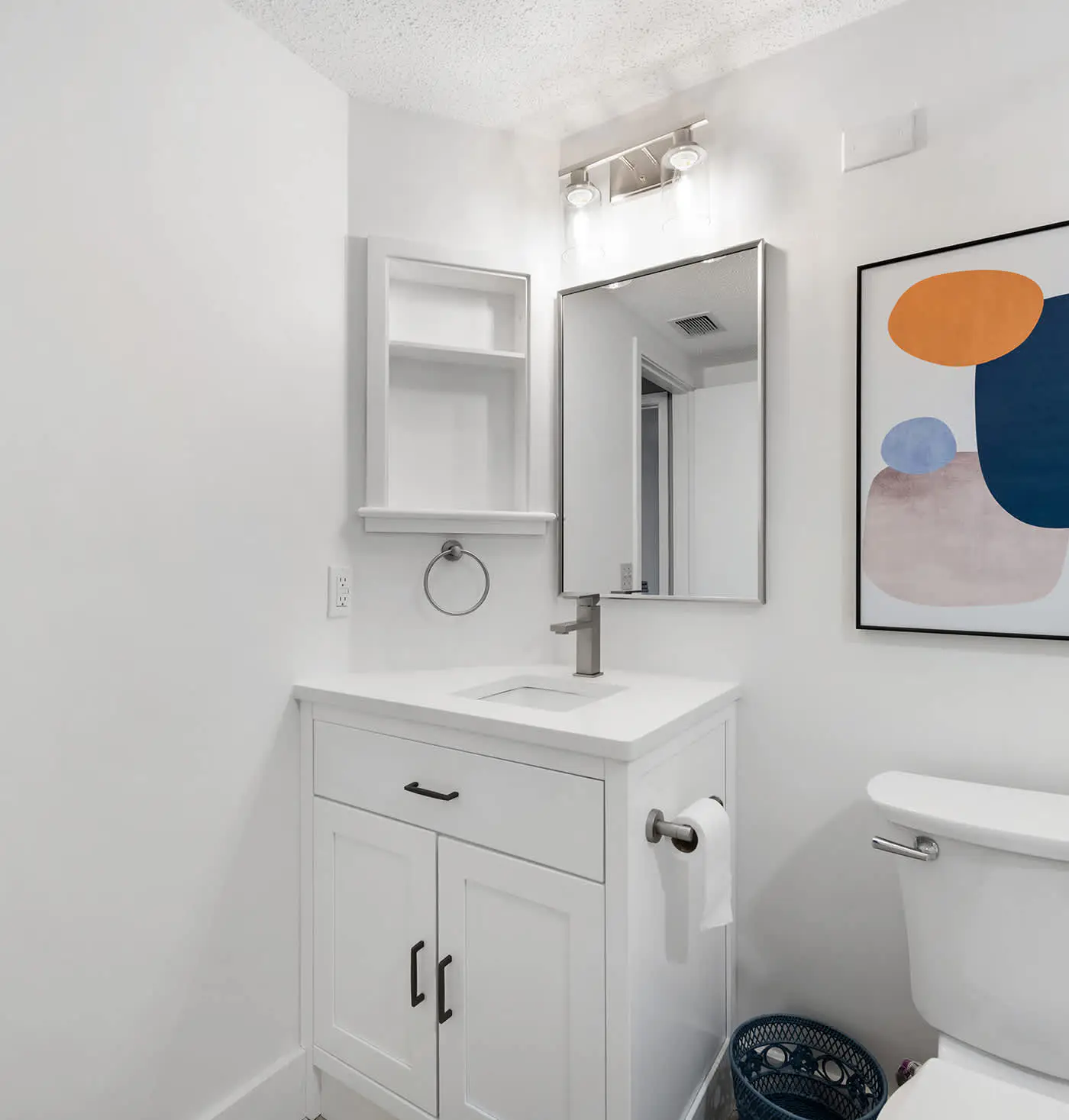 Renovated 2BR Condo Walk to Beach Pool Decks