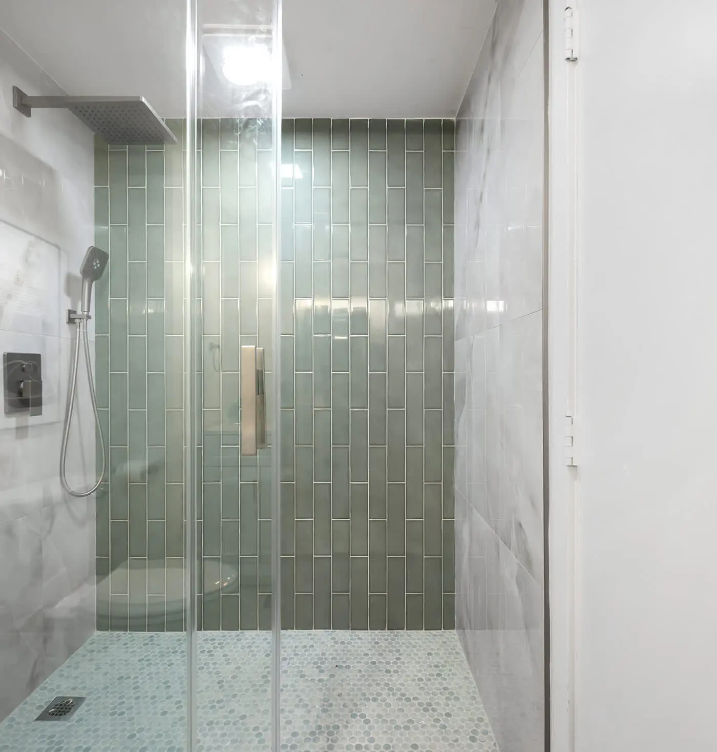 Renovated 2BR Condo Walk to Beach Pool Decks