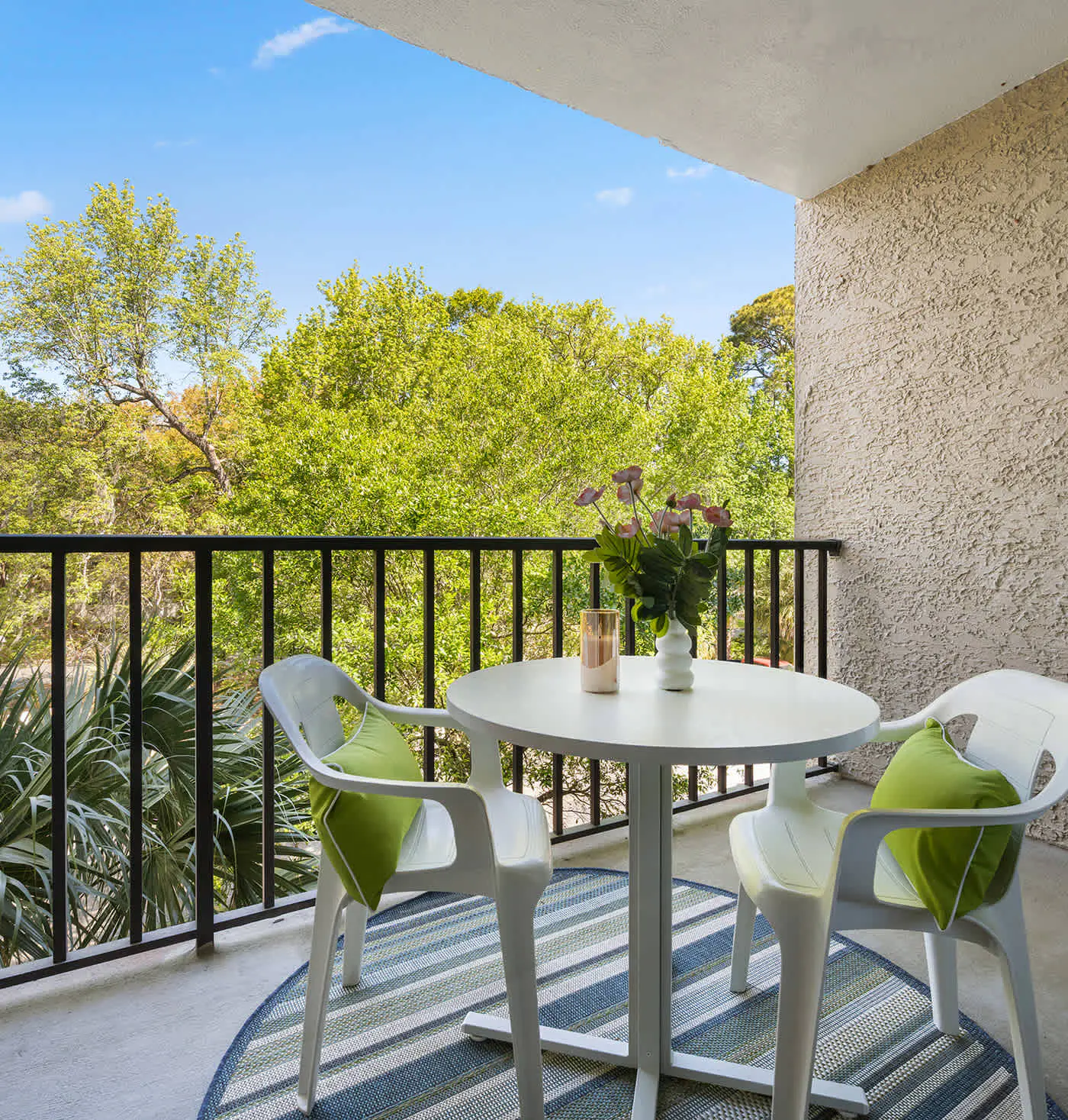 Renovated 2BR Condo Walk to Beach Pool Decks