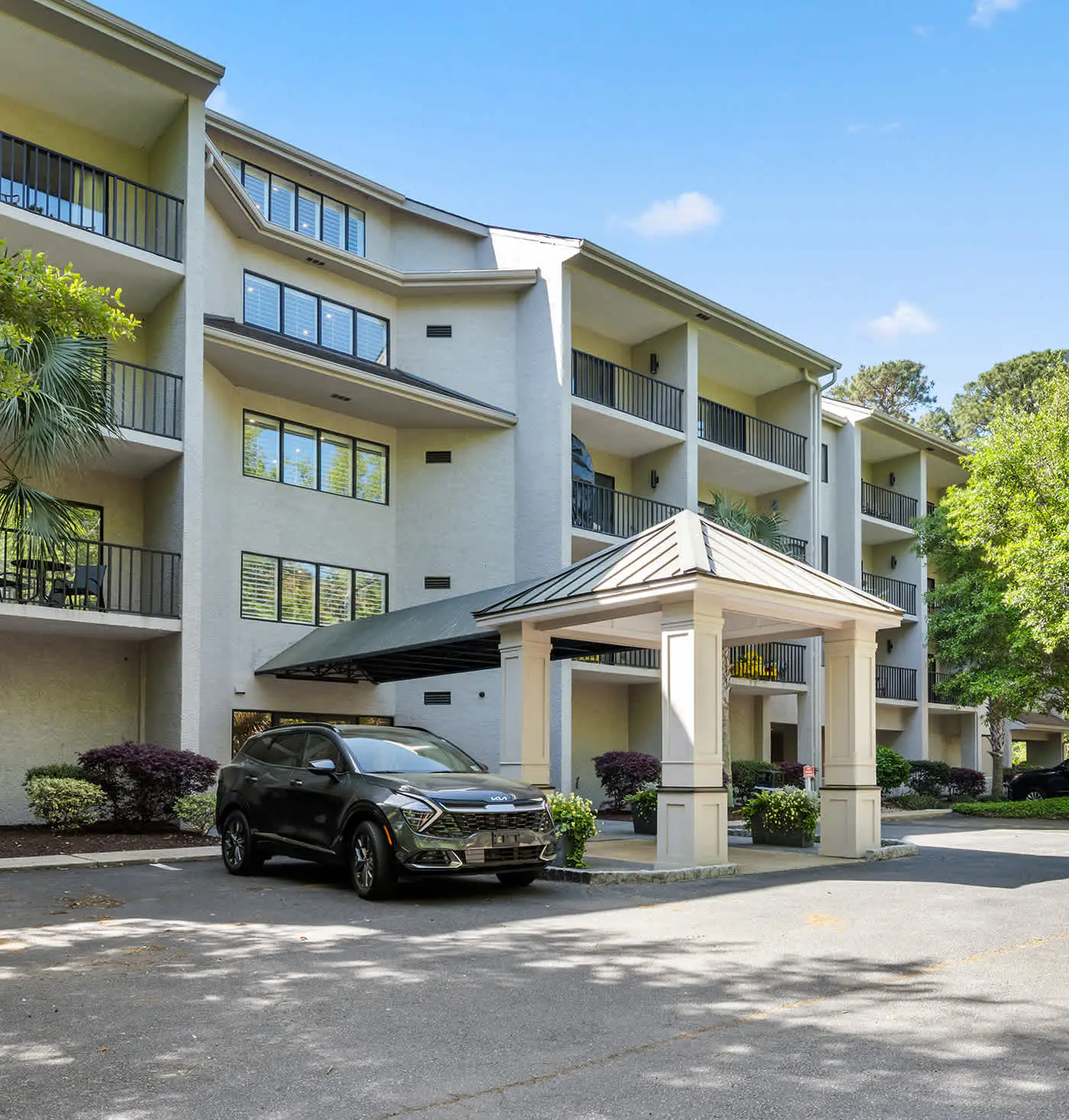 Renovated 2BR Condo Walk to Beach Pool Decks