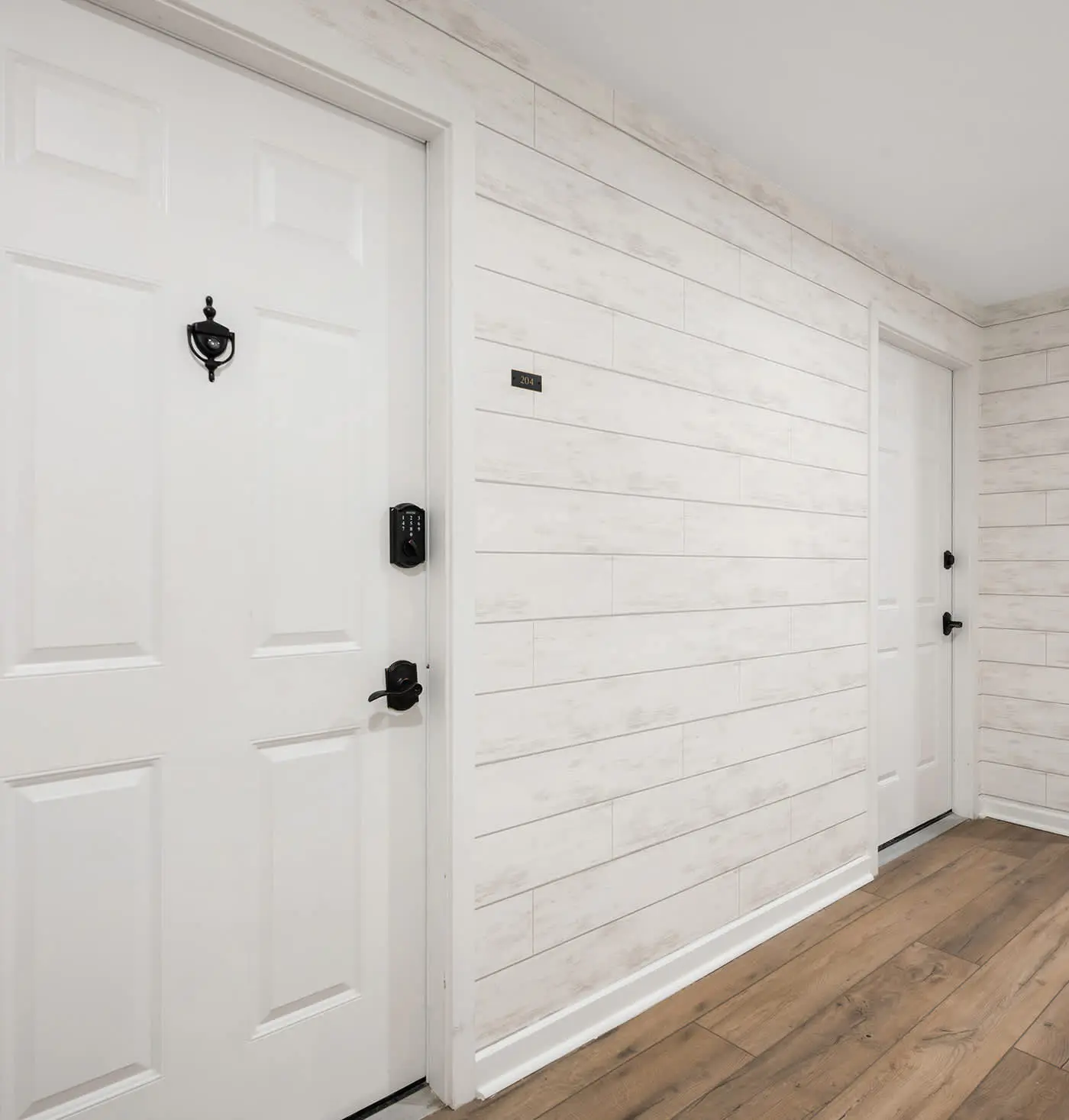 Renovated 2BR Condo Walk to Beach Pool Decks