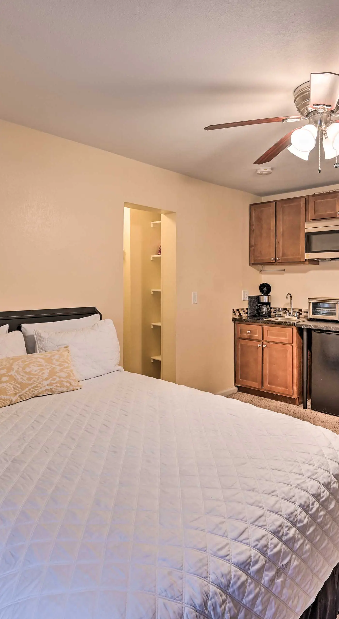 2 Blocks to Light Rail: Denver Unit w/ Kitchenette