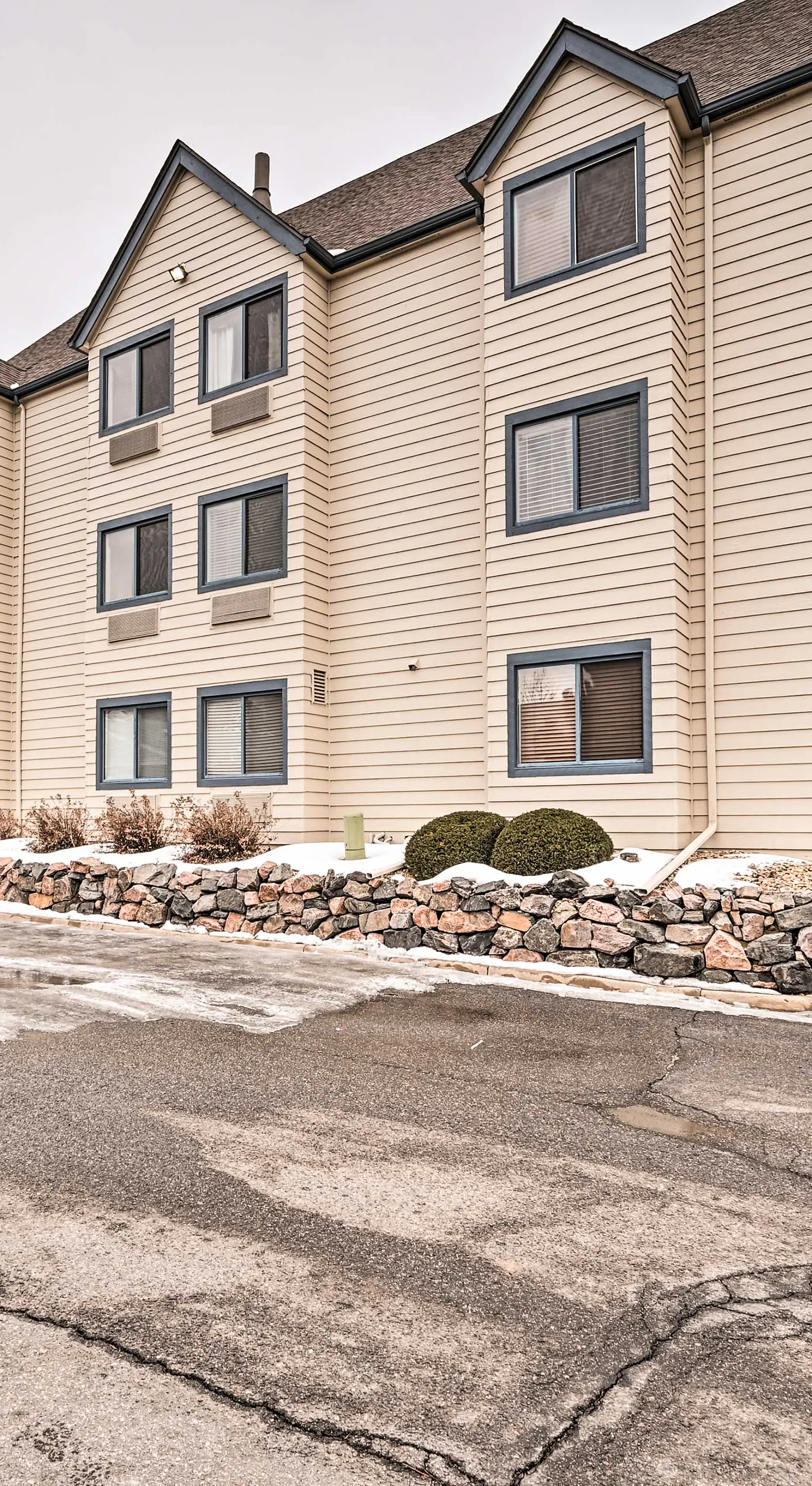 2 Blocks to Light Rail: Denver Unit w/ Kitchenette